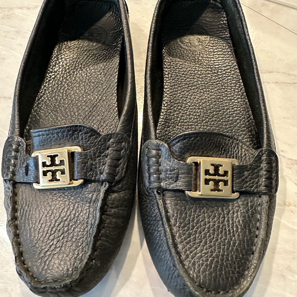 Tory Burch Black Leather Loafers with Gold Logo - Picture 2 of 12